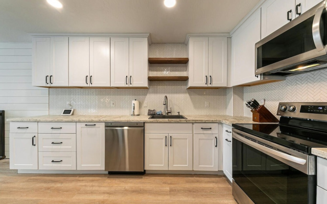 Lake Village Getaway 3 Bedroom Condo