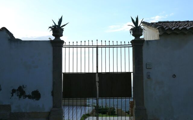 House With 2 Bedrooms in Niscemi, With Wonderful sea View and Enclosed