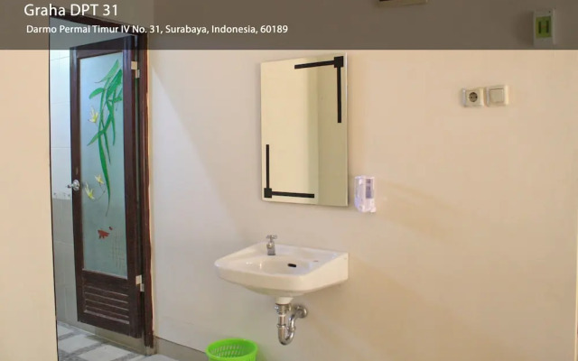 RedDoorz @ Darmo Permai