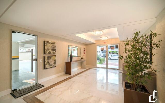 Apartamento com 03 dormitórios meia quadra do mar