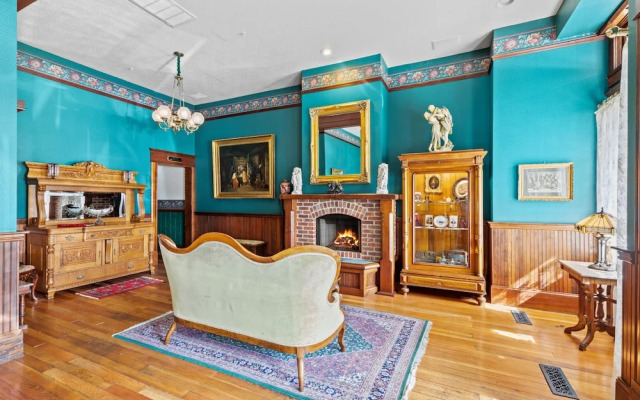 Peerless Hotel & Restaurant