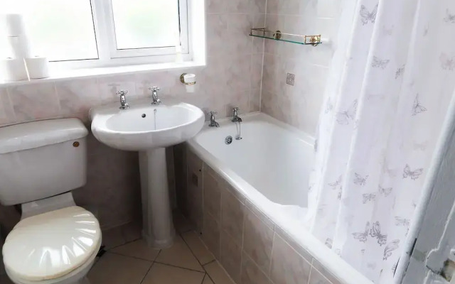 3br-sleeps5-parking-neartrainstation