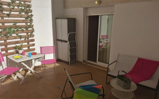 Fantastic apartment with private patio BEACH 10 mins walk
