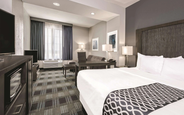 La Quinta Inn & Suites by Wyndham Victoria - South