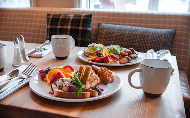 Coast Canmore Hotel & Conference Centre