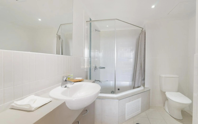 BASE Holidays - Ettalong Beach Premium Apartments