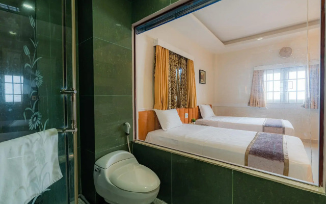 Fortune 1127 Central Hotel