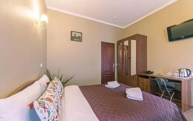 Anichkov Bridge Living Quarters