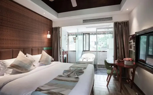 Yurong West Lake Cottage Resort