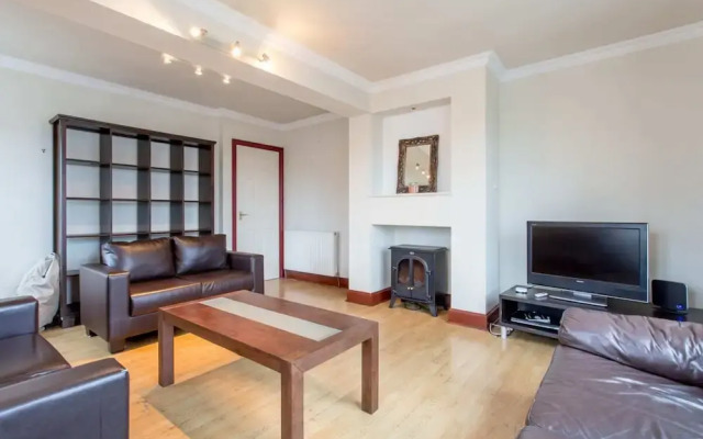 2 Bedroom Home By Leiths Shore
