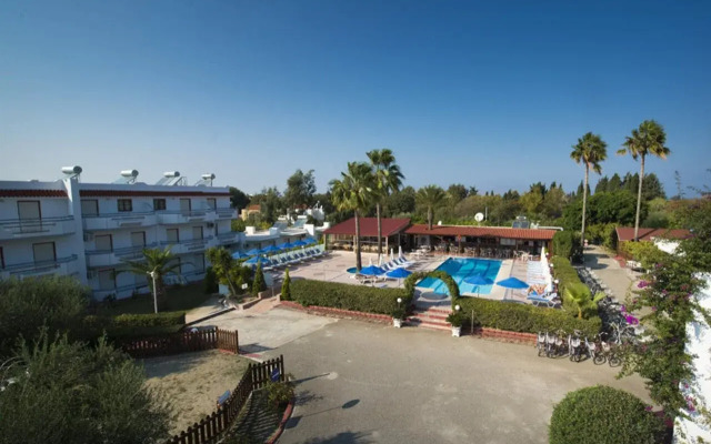 Sandy's Studios Apartments & Log Villas