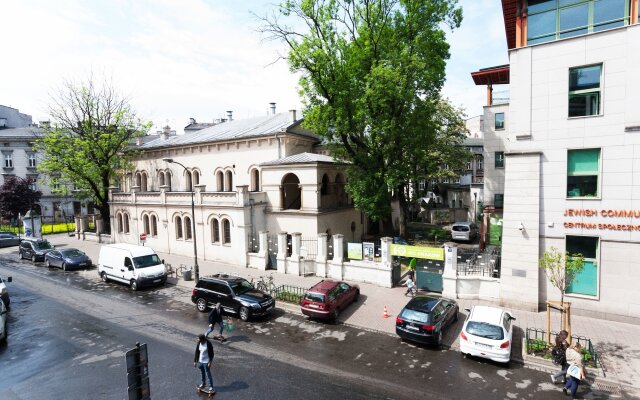 Faust and Mona Lisa Apartments