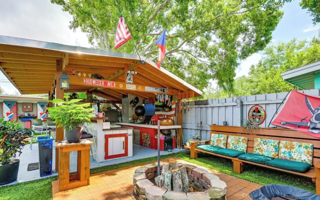 Outdoor Entertainment Area: Clearwater Condo!