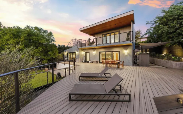 Farley Court - Stylish Hillside Residence With Stunning Views