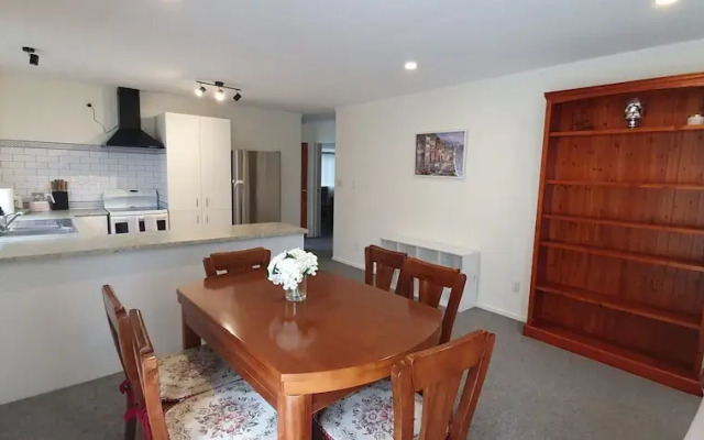 Cheerful 3BR Home - Free WiFi & Netflix