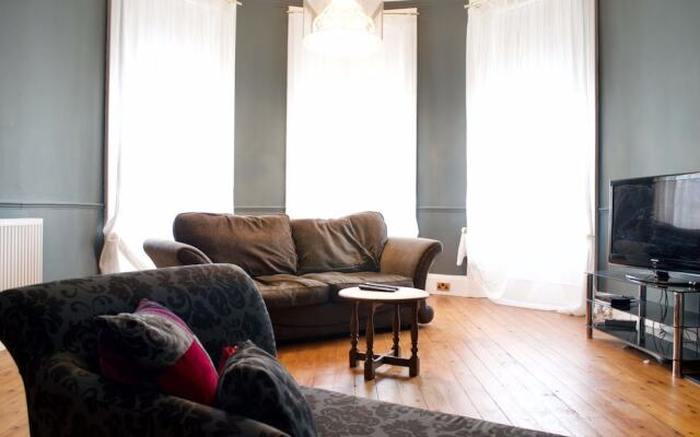 2 Bedroom Apartment With Free Parking