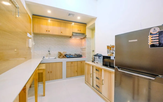 Strategic 2BR Apartment with Workspace @ Season City