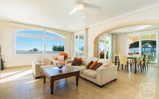 Abahana Villas Lou