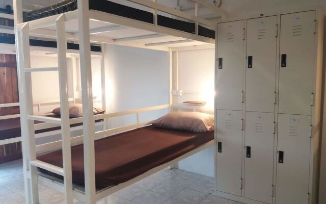 8 Sleeper Street Hostel