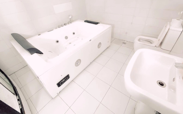 Royal Court Lounge & Boutique Hotel