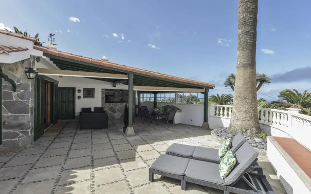 Rural House Los Orovales with Terrace and Parking