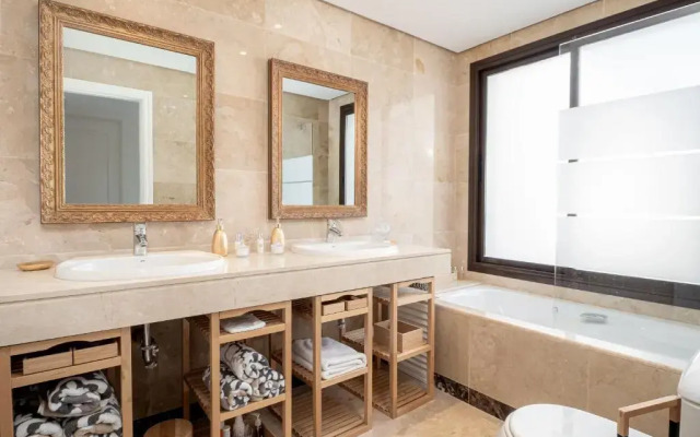 2305 - Luxury villa with sea view and pools