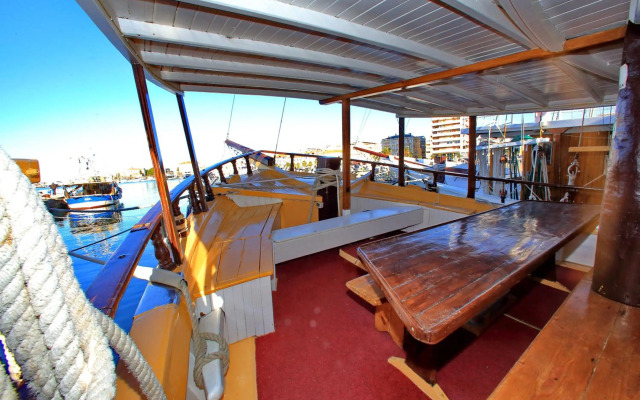 Rhythm Floating Hostel - Zadar