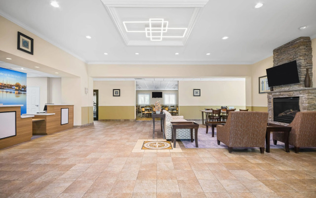 La Quinta Inn & Suites by Wyndham Stonington-Mystic Area
