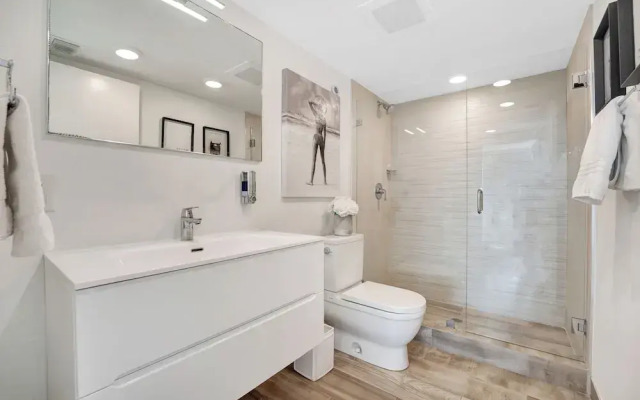 Stunning 2BR 2BA  Bay Harbour with Pool