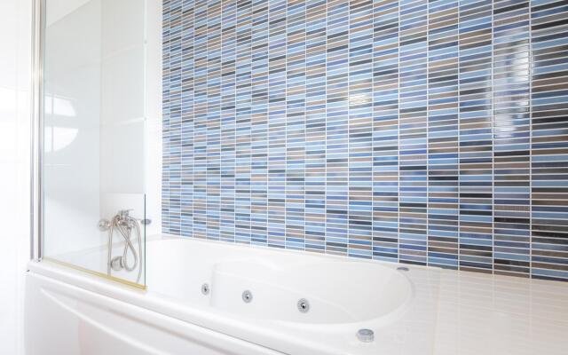 B08 - Central 2 Bed with Spa and Pool