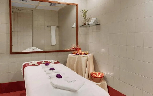 Hotel Kohinoor Continental, Airport
