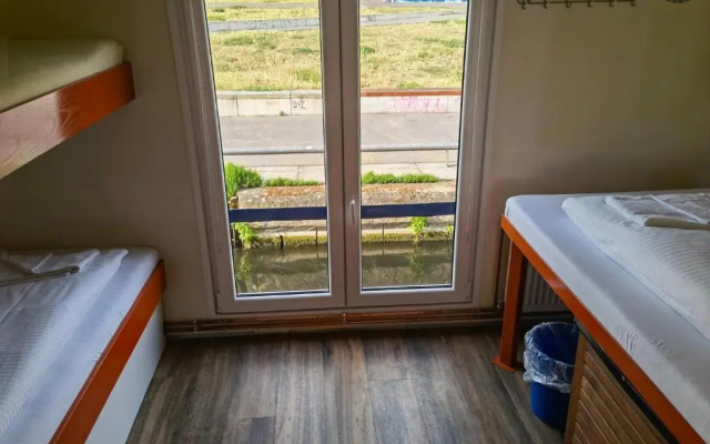 Eastern Comfort - The swimming hostel