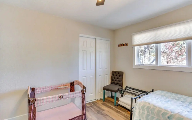 Quiet Redding Getaway ~ 7 Mi to Downtown!
