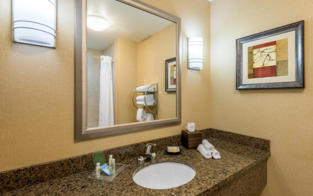 Comfort Suites Visalia Convention Center