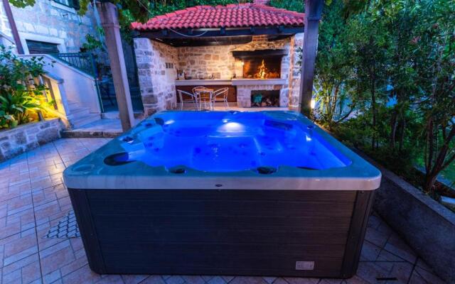 Seafront vacation house w JACUZZI 5 meters from beach