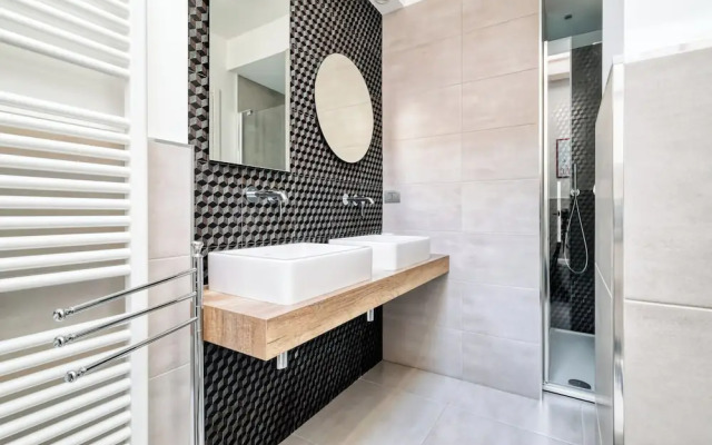 Elegant apt with parking and balcony