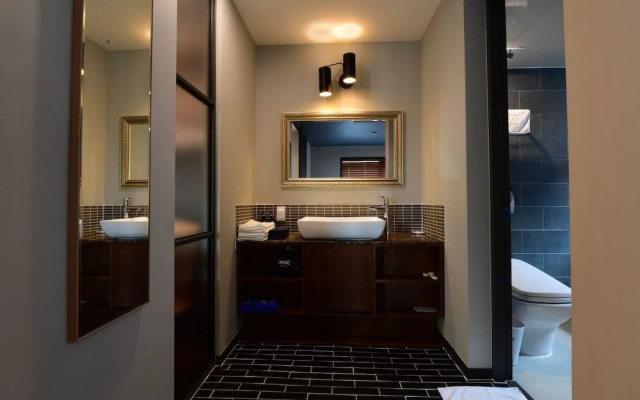 7 Bricks Hotel