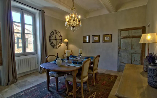 Luxurious Provencal Village House, Walk to Village Pool