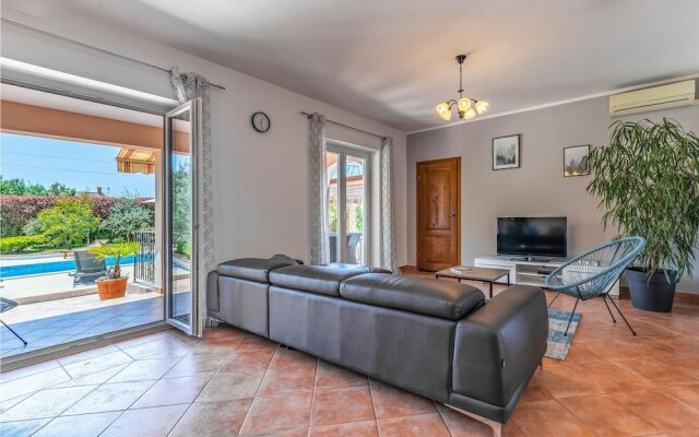 Stunning Home in Loborika With Wifi and 6 Bedrooms