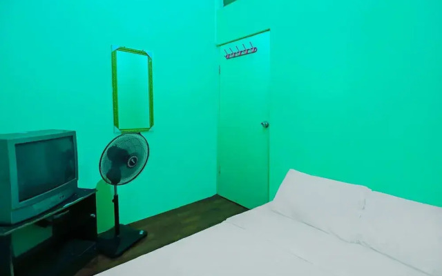 SPOT ON 92186 Penginapan LorraNearPasar Oleh Oleh