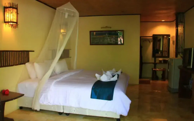 The Hub Erawan Resort