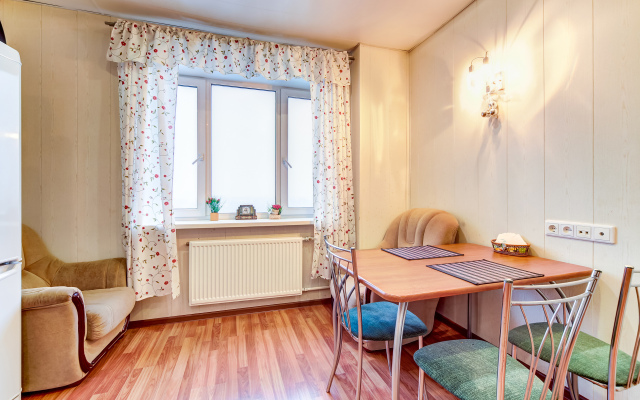 Гости Любят на Ленсовета 43