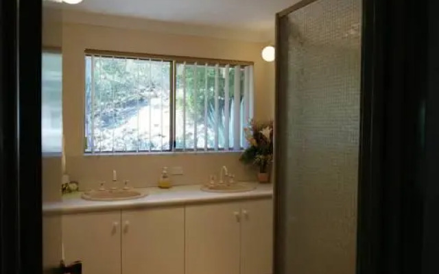 Eleebana Guest House