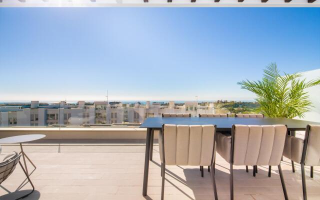 LM352B- Spacious family penthouse with sea view