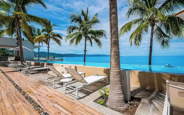 Oceanfront 1BR with Balcony & Pool