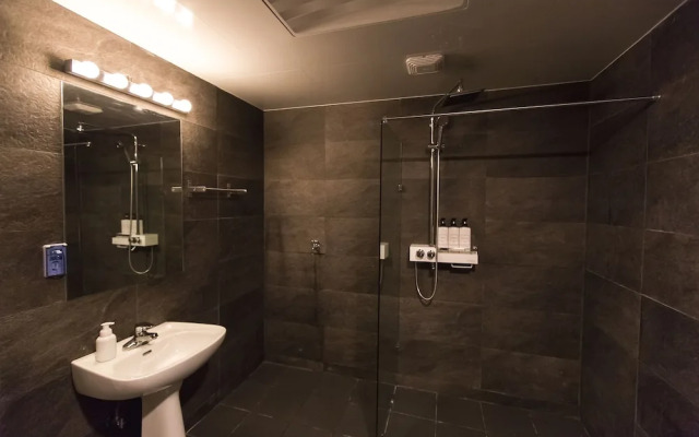 Canvas Hostel - Black