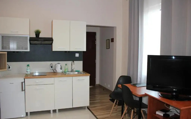 Domek nad jeziorem z łódką i prywatnym pomostem.