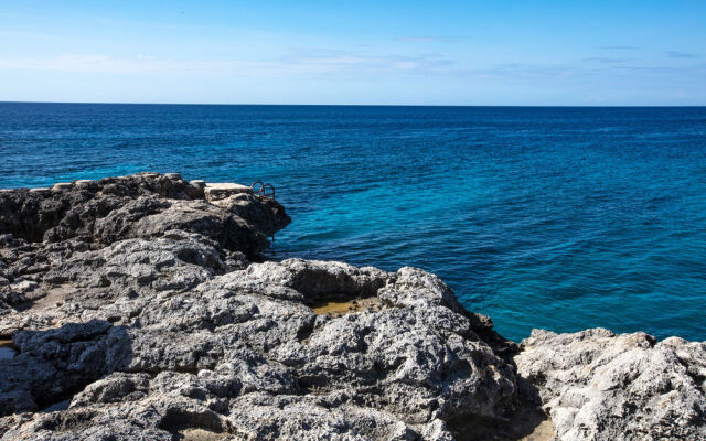 Little Waters on the Cliff