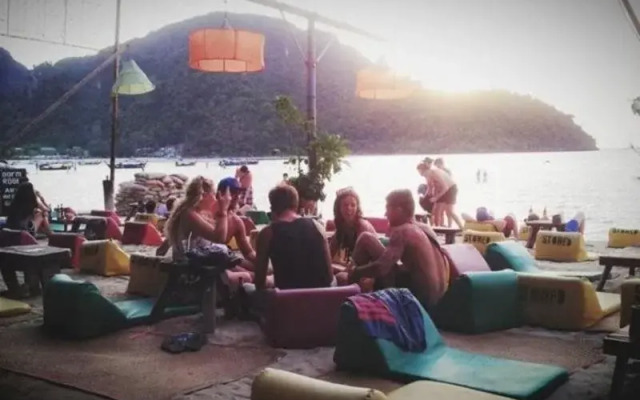 Koh Phi Phi Stones Bar Dorm Rooms & Restaurant