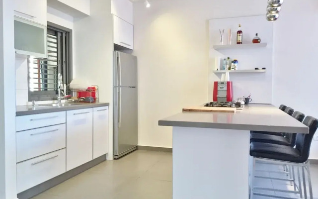 Hilton Beach Stunning Designer 2BR APT